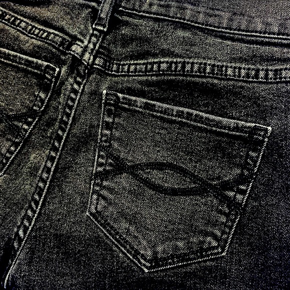 Abercrombie & Fitch Black Fringed Low Rise Denim Shorts. Size. 2 W 26. - Picture 4 of 6